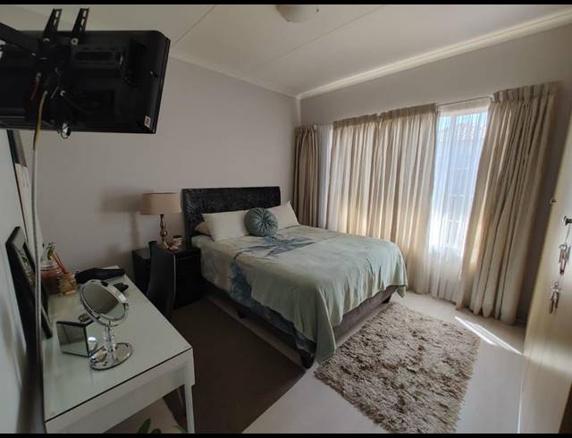 2 BEDROOM TOWNHOUSE FOR SALE IN SONNEVELD